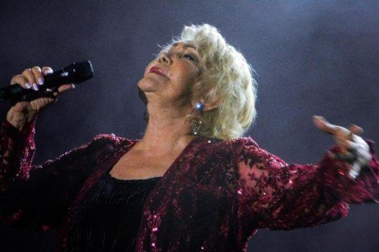 Ο κόσμος του τραγουδιού υποκλίνεται και αποχαιρετά τη Μαρινέλλα